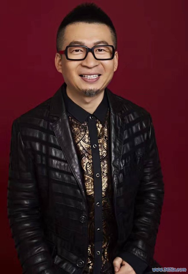 在《魅力歌先生》的选曲歌单中，一共有两首作品出自老猫之手，而且均在节目播出后激勉全网狂欢。由金润吉、张玮、王谦、纪海星四位实力唱将联手改编的《野花香》，行动第四期的“王炸”舞台，被不雅众盛赞为“天花板级唱功”与“生感性扭捏反映”，音乐一响，就忍不住的沾沾自喜，网友直呼“魅力歌神级舞台”、“新一代广场舞神曲出生”。